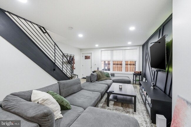 Building Photo - 268 W Duncannon Ave