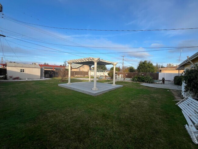 Building Photo - Cozy Home for rent in Tulare