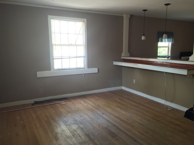 Building Photo - AFFORDABLE 2BEDROOM 1 BATH W/ SPACIOUS FEN...