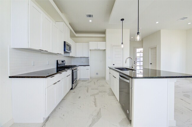 Building Photo - 2931 El Fenice Ln