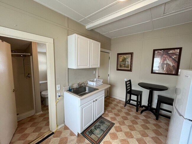 Building Photo - Furnished Downtown Mid Term Rental near East Hill