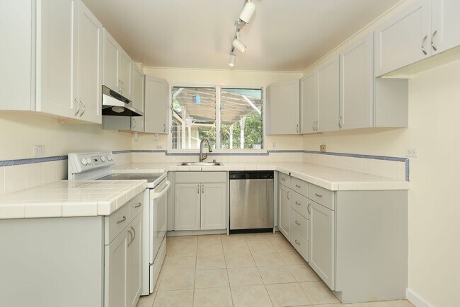 Building Photo - Ready to move into single level family hom...