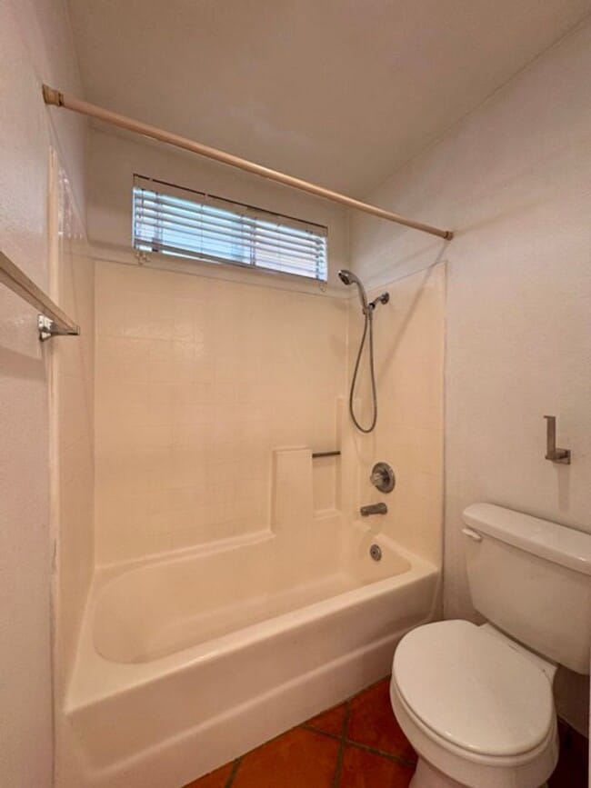 Building Photo - Spacious 4 Bedroom Home with Expansive Bac...