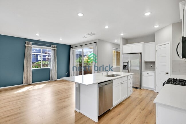 Building Photo - 4 BED & 2.5 BATH FOR RENT