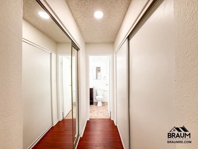 Building Photo - 221 W Elm Ave