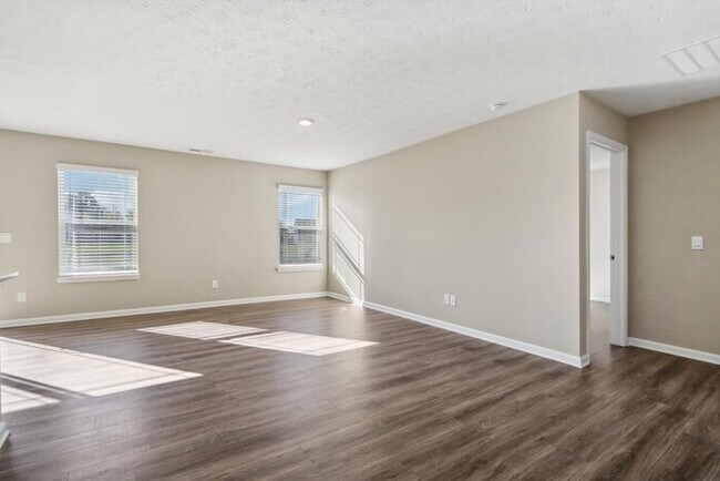 Building Photo - Fantastic 3bd/2ba home! Coming soon!