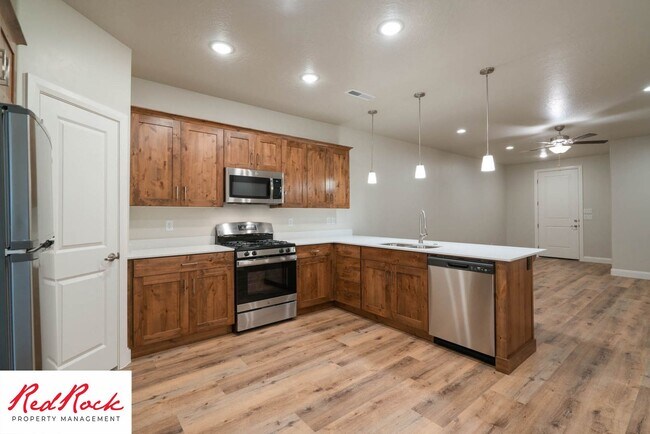 Building Photo - Spacious 4 Bedroom Townhome in Hurricane Heights!