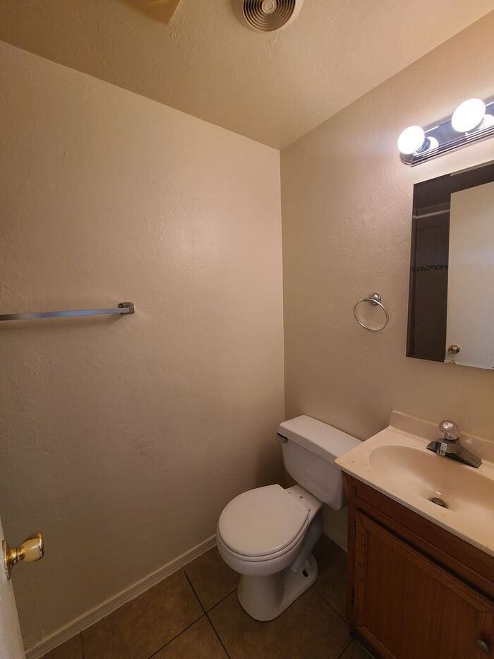 Building Photo - 4350 E Fairmount St