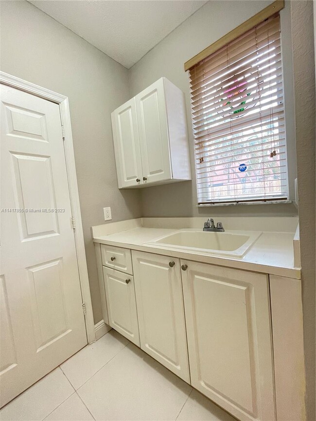 Building Photo - 6524 Hidden Cove Dr
