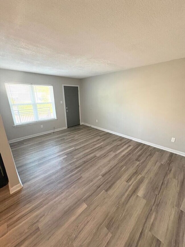 Building Photo - Cozy Winter Living Steps from UofM