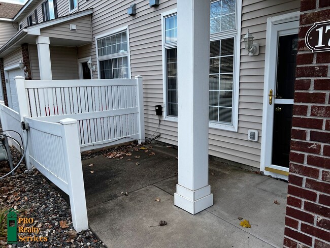 Building Photo - 3 Bedroom Townhome **$1,000 Rent Credit wi...