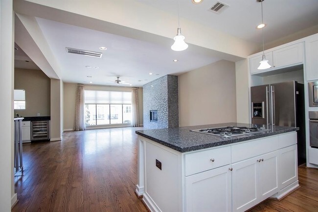 Building Photo - Contemporary townhome, rooftop terrace awa...