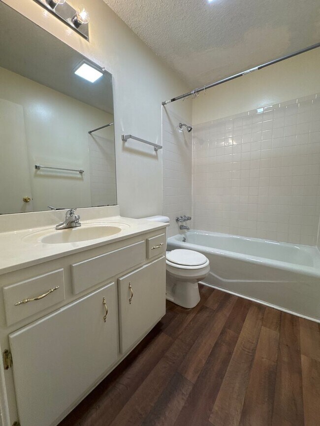 Building Photo - Spacious & Updated Duplex in a Convenient Lebanon Location!