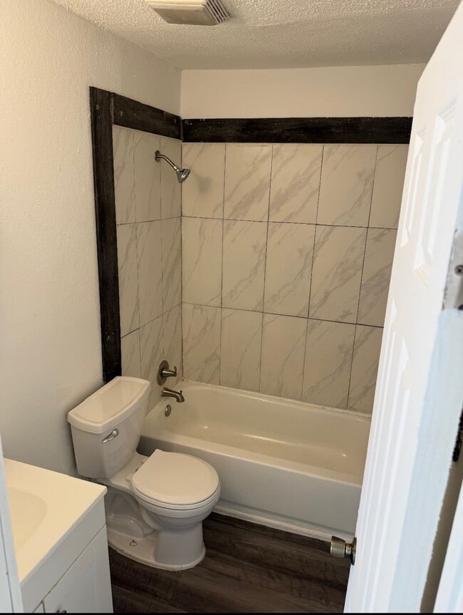 Building Photo - Newly Updated 2 Bed / 1 Bath Duplex