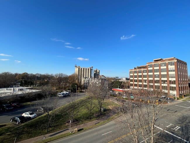 Building Photo - 626 N Graham St