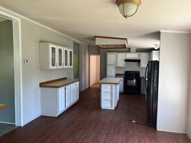 Building Photo - Nice 3 Bedroom 2 Bath Available Now! Schedule your tour and Apply today!