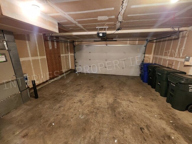 Building Photo - *1ST FULL MONTH'S RENT FREE PROMO* Spaciou...