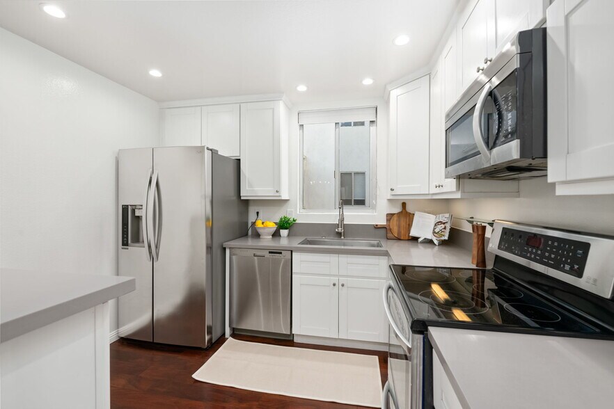 Building Photo - 8530 Holloway Dr