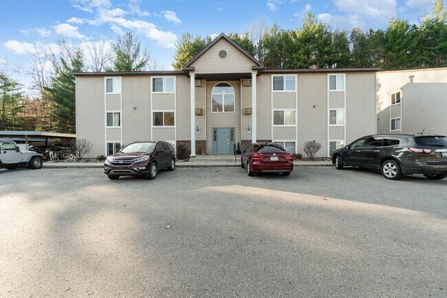 Building Photo - Spacious Dream Apartment — Right Where You...