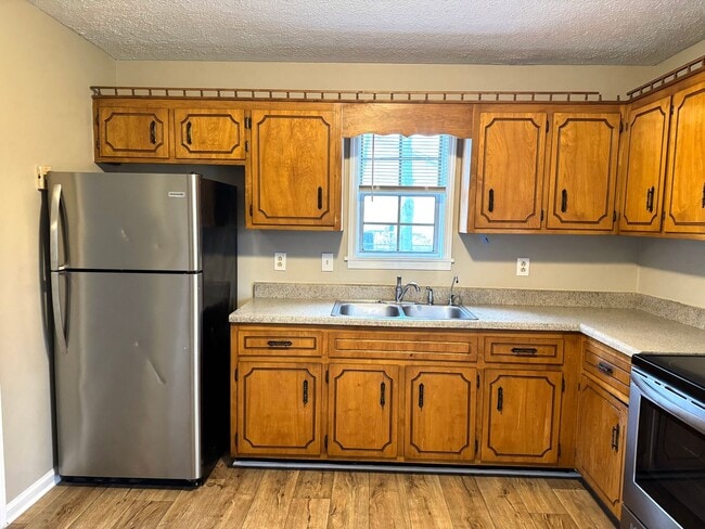 Building Photo - MOVE IN READY!