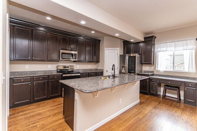 Building Photo - Beautiful Home with Stunning Views!