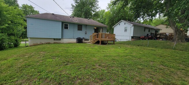 Building Photo - Beautiful three bedroom with fenced in yard