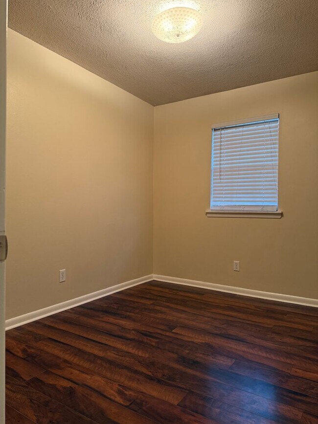 Building Photo - 8606 Holiday Dr