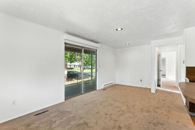 Building Photo - Spacious 4 Bed, 3 Bath Corner Lot Home!