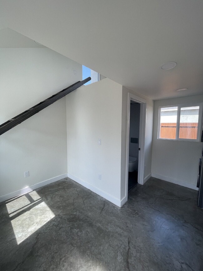 Building Photo - 1339 E 8th St