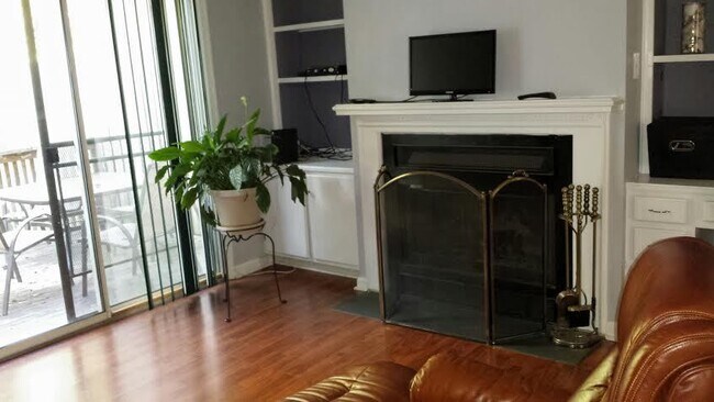 Building Photo - 2 Bedroom Townhome in NW Greensboro near parks and Greenway