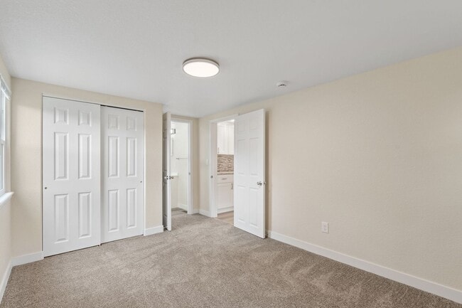 Building Photo - 3 BEDROOM, 3 BATH+ BONUS ROOMS ON RANCH IN...