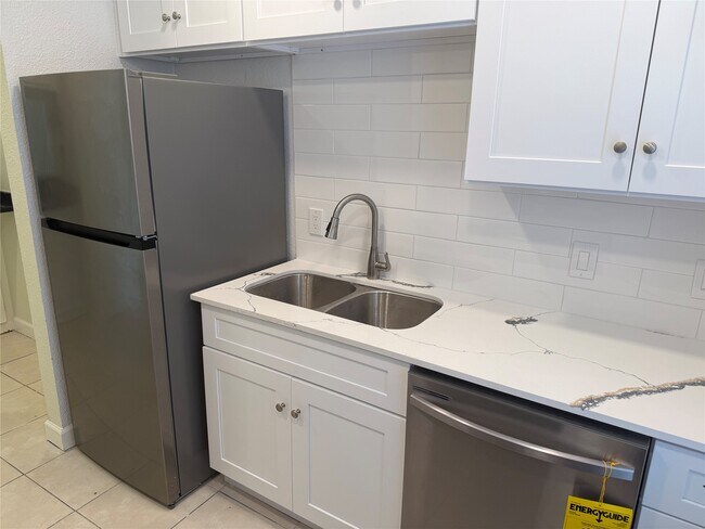 Building Photo - 6525 Renwick Dr