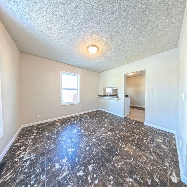 Building Photo - Spacious 2 Bedroom 2 Bath Home