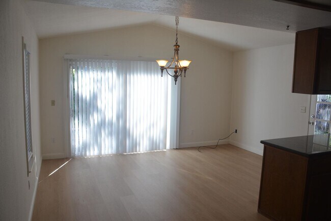 Building Photo - Sharp Pittsburg 3/2