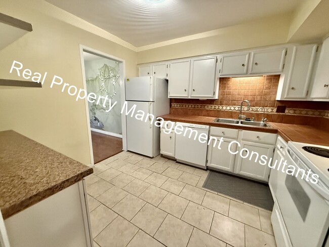 Building Photo - Beautiful Condo on the Plaza with City Vie...