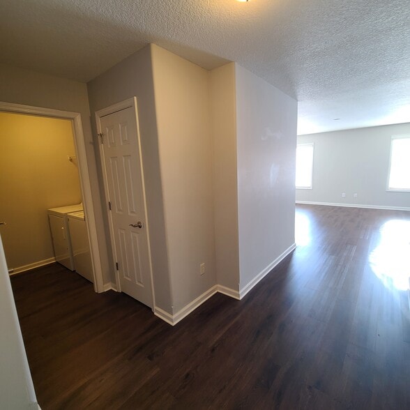 Building Photo - 10192 Greenmoor Dr