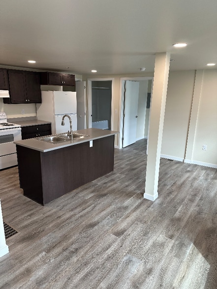 Building Photo - 587 Valley Rd