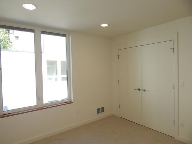 Building Photo - 3 bd 2 bath Lower Queen Anne townhouse, close to SPU