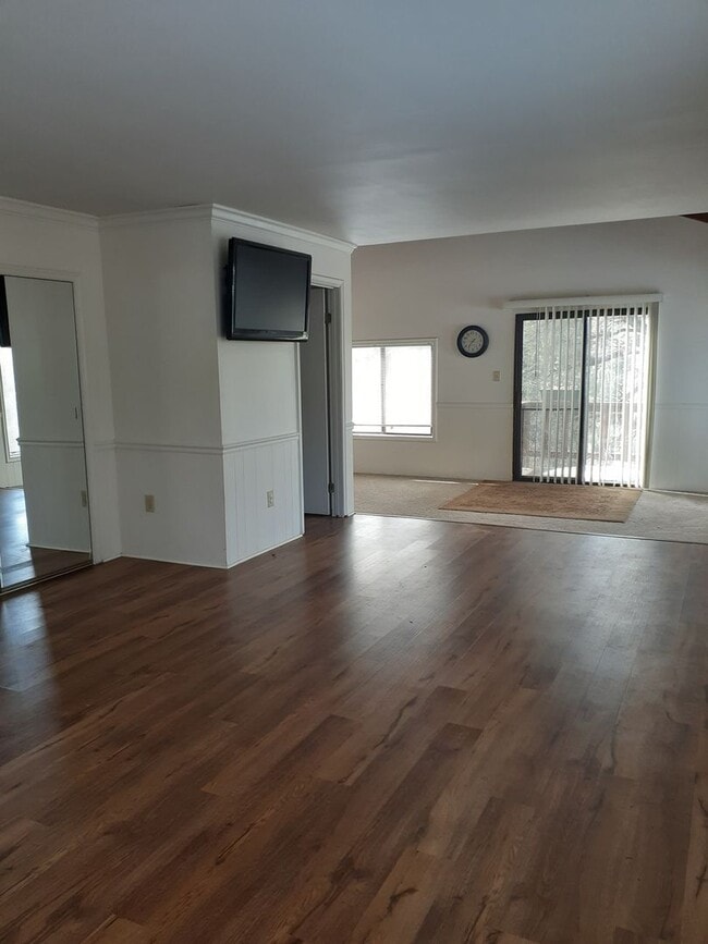 Building Photo - Charming 3-Bedroom / 3 Bathroom Home in Pi...