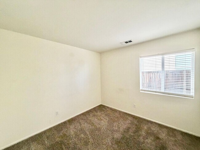 Building Photo - 102 Goldenrod Ave