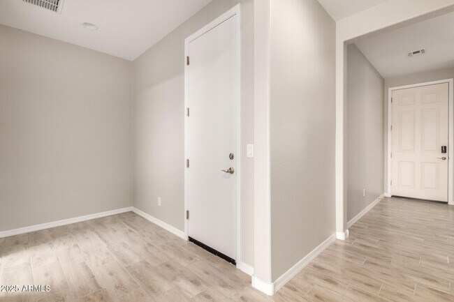 Building Photo - 1275 E Jahns Dr