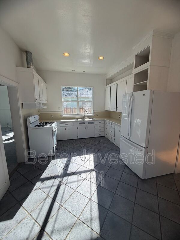 Building Photo - 559 N Oak St