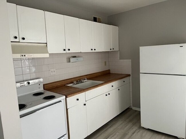 Building Photo - Ready now! Updated One Bedroom One Bath in...