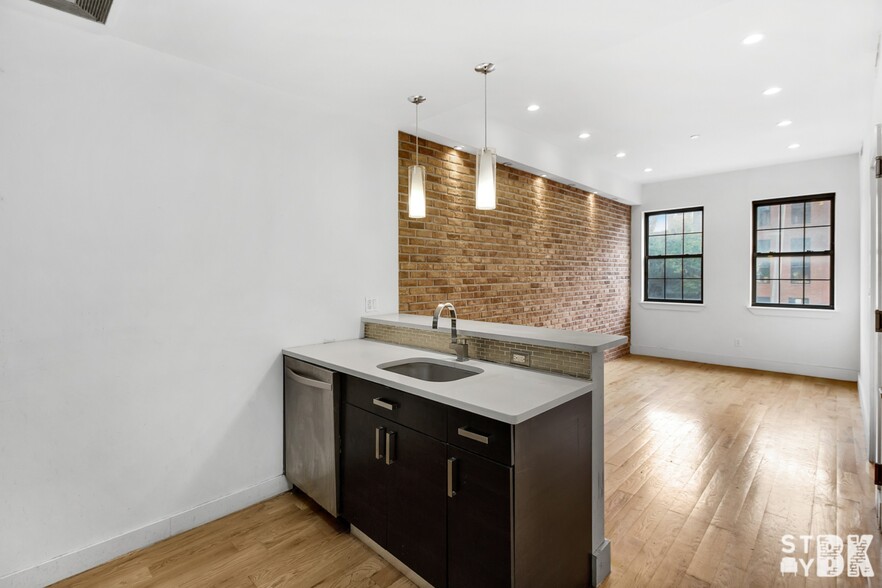 Primary Photo - 37 Lexington Ave