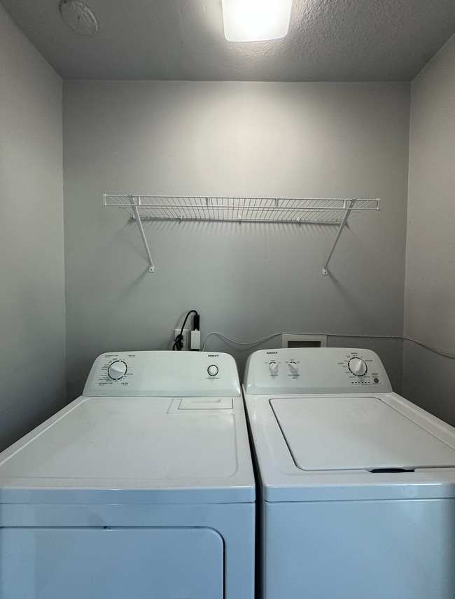 In-unit large capacity washer & dryer. - 1007 S Plymouth Blvd