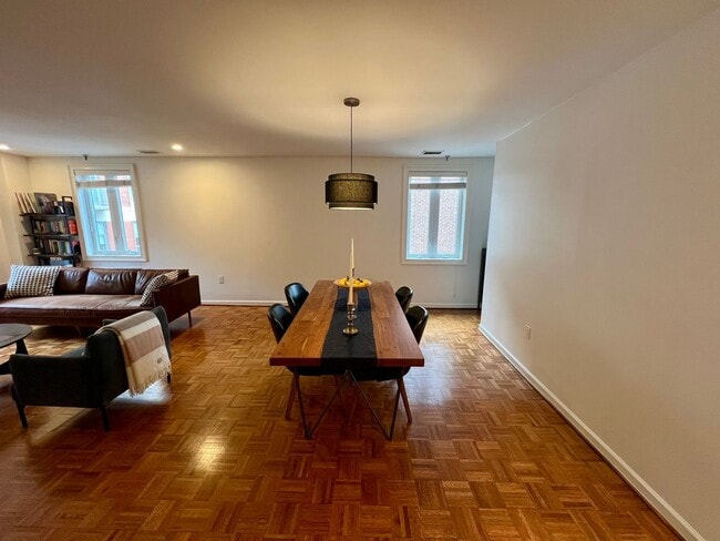 Building Photo - Gorgeous 2-Bed/2-Bath Condo in the Heart of Old City! Available August 1st!