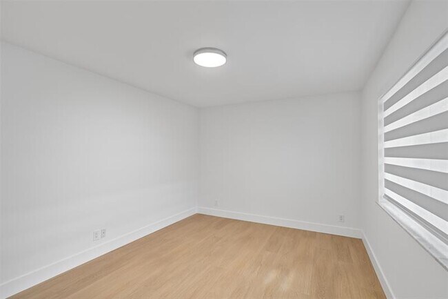 Building Photo - 2532 NE 9th St