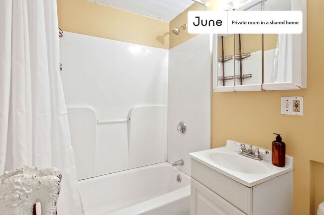 Building Photo - Room in Shared 6 bed/2 bath home