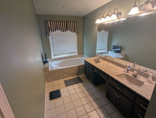 Building Photo - Spacious 4 bedroom 3.5 bath Home in Mallard Creek