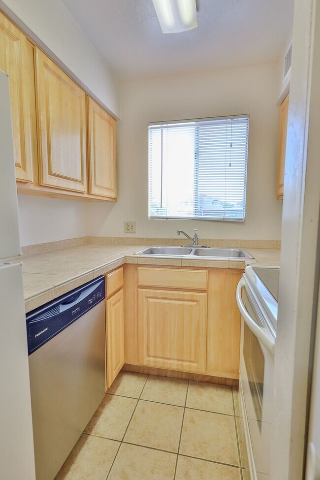 Building Photo - 1 Bed / 1 Bath Condo - Short or Long Term ...